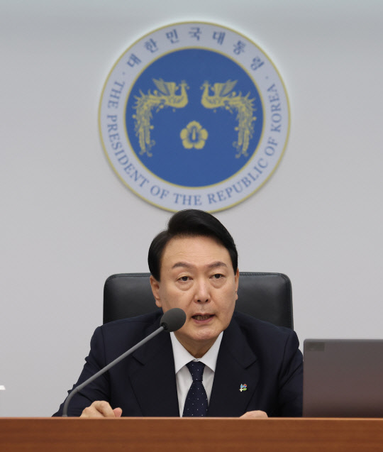 윤석열 대통령이 21일 서울 용산 대통령실 청사에서 열린 국무회의에서  발언하고 있다. 연합뉴스